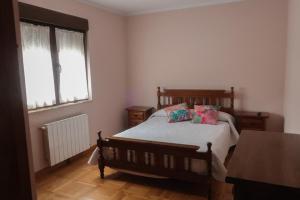 CanalesCasa Balbi的一间卧室配有带两个枕头的床和窗户