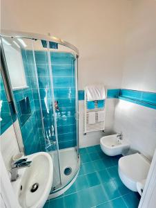 伊斯基亚Villa Egidio的带淋浴、盥洗盆和卫生间的浴室
