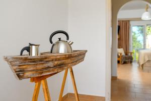阿彻奇洛斯Afroditi Superior Apartments的木架上的金属茶壶