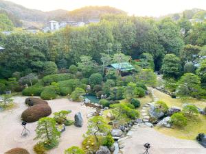 松江市玉泉酒店的享有花园的空中景致,设有池塘