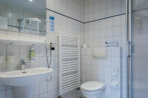 内贝尔伊克内克佩酒店的白色的浴室设有卫生间和水槽。