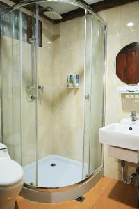 伦邦玛里巴亚酒店的带淋浴、卫生间和盥洗盆的浴室