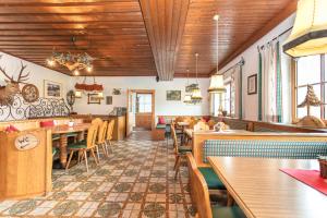 玛丽亚阿尔姆因特莱特山林宾馆的餐厅设有木制天花板和桌椅