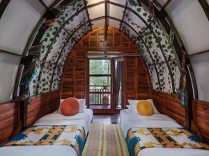 伦邦玛里巴亚酒店的火车上带三张床的房间