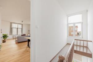 安特卫普SurPRIMO - Gerenoveerd appartement的公寓设有楼梯和客厅。