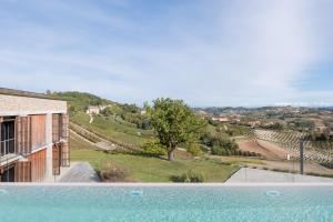 蒙特格罗索达斯提Ca' del Profeta Ristorante & Relais的享有带游泳池的房子的景色