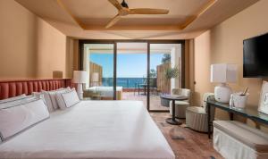马贝拉El Fuerte Marbella的一间卧室配有一张床,享有海景