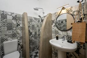 阿彻奇洛斯Afroditi Superior Apartments的一间带水槽、卫生间和镜子的浴室