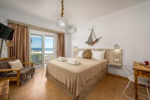 阿彻奇洛斯Afroditi Superior Apartments的一间卧室设有一张床,享有海景
