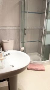 帕莱索海滩Apartamento Dhanvantari en Adeje Paradise的白色的浴室设有水槽和淋浴。