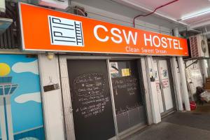 新加坡CSW Hostel的门上方标有标志的csw医院