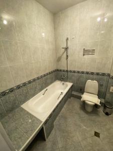 第比利斯Piccolo Casa Bella Hotel的带浴缸和卫生间的浴室。