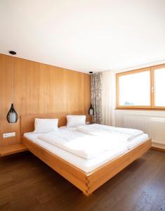 林格瑙Hotel Gasthof Wälderhof的卧室配有一张白色大床