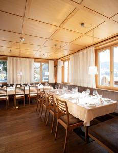 林格瑙Hotel Gasthof Wälderhof的用餐室设有桌椅和窗户。