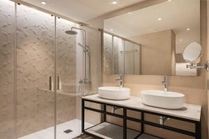 拉科鲁尼亚Exe Coruña的一间带两个盥洗盆和淋浴的浴室