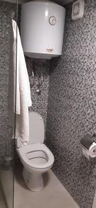 克拉西奇Studio Happy Montenegro的一间位于客房内的白色卫生间的浴室