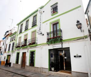 科尔多瓦Vitium Córdoba的白色的建筑,旁边标有标志