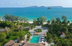 瓜隆岛BeachWalk Koh Rong的享有度假胜地的空中景致,设有游泳池和海滩