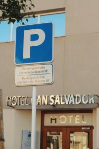 迈阿密普拉特亚坎萨尔瓦多酒店的酒店前杆上的停车标志