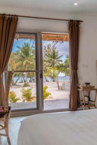 瓜隆岛BeachWalk Koh Rong的卧室设有窗户,享有海滩美景