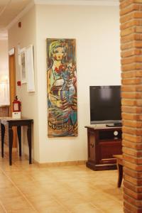 迈阿密普拉特亚坎萨尔瓦多酒店的客厅配有壁画和电视