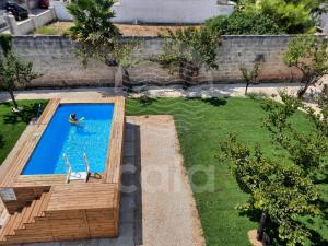 托雷拉皮罗Villa Capitano的享有庭院游泳池的顶部景色