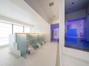 东京GINZA HOTEL by GRANBELL的浴室设有一排尿厕和卫生间
