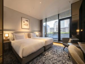 东京GINZA HOTEL by GRANBELL的一间酒店客房,设有一张大床和一个大窗户