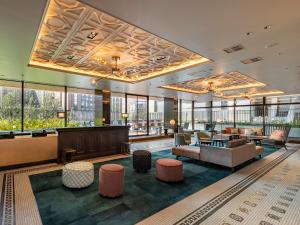 东京GINZA HOTEL by GRANBELL的酒店大堂设有等候区和家具