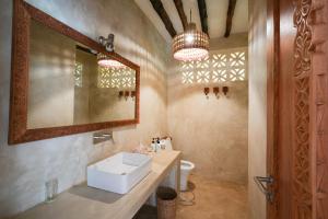 马特姆维Villa Tulia的一间带水槽和镜子的浴室
