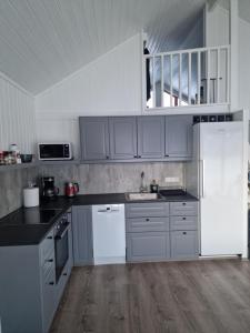 布伦迪欧斯Cottage - two bedrooms的厨房配有白色家电和灰色橱柜