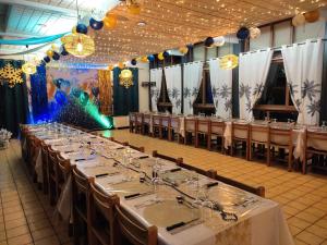 蒂雷纳Kamea Club La Gironie的大型宴会厅设有长桌