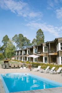 耶夫勒恩格尔托弗塔之海木屋酒店的一座带游泳池的度假村,位于一座建筑前