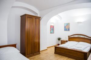 布拉格Hostel Little Quarter的一间卧室配有一张床和一个木制橱柜