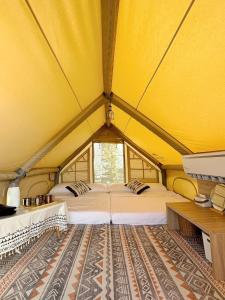 绿岛柴口岸 Chaikuo Waterfront的黄色帐篷,房间内设有两张床