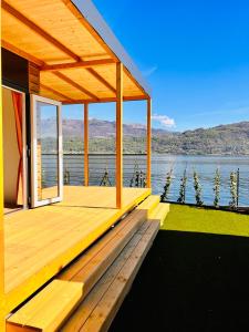 巴韦诺Lago Maggiore Bay的享有水景的木制甲板