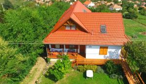 霍尔洛克Kaláris Vendégház的享有橙色屋顶房屋的空中景致