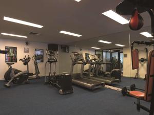 悉尼市政厅阿迪娜公寓式酒店的健身中心和/或健身设施