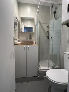 莱克朗兰比塞特尔T2 Paris 5 ' Tour Eiffel 15' Parking的浴室配有卫生间、淋浴和盥洗盆。