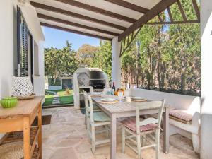 卡拉菲格拉Casa Lloc Tranquil的一个带桌椅和烧烤架的庭院