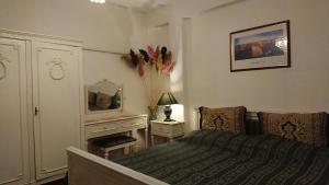 布加勒斯特One Bedroom Apartment French Embassy的一间卧室配有一张床、梳妆台和镜子