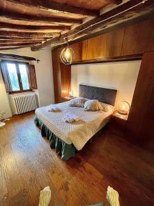 科尔托纳Pergaccio Deluxe House的一间卧室,卧室内配有一张大床
