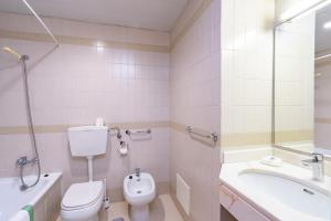法蒂玛Villa Fatima Hotel by Umbral的浴室配有卫生间、盥洗盆和浴缸。