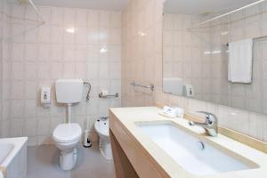 法蒂玛Villa Fatima Hotel by Umbral的白色的浴室设有卫生间和水槽。