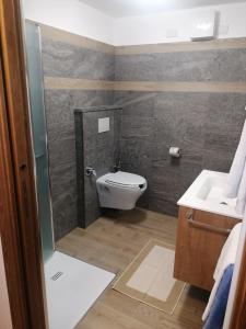 雷梅斯-诺特雷-达梅Appartamenti Lucianaz的一间带卫生间和水槽的浴室