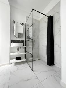 布加勒斯特Town Spot - Premium Studio - Sanador Victoriei的一间带玻璃淋浴和水槽的浴室