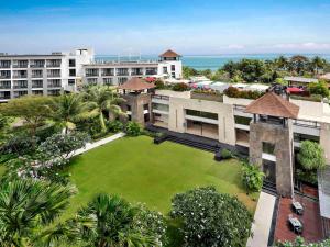 勒吉安巴厘岛勒吉安海滩铂尔曼酒店的享有建筑的空中景致,设有大院子
