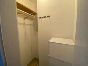 奥斯特西巴德钦诺维茨Ostseeoase Zinnowitz的白色的浴室设有卫生间和衣柜。
