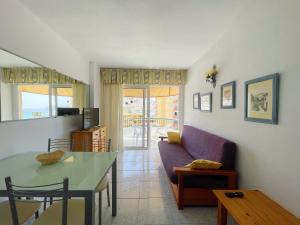 美洲海滩Torres del Sol的客厅配有紫色沙发和桌子