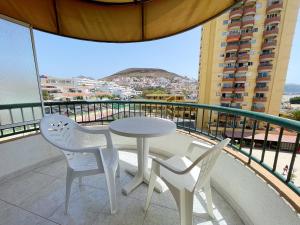 美洲海滩Torres del Sol的美景阳台配有一张桌子和两把椅子